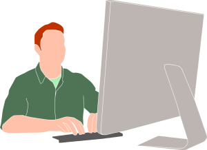 Person sitter vid dataskärm och skriver på tangentborg. Bild från pixabay.