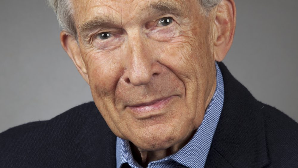 Professor Åke Lernmark. Stilig man med grått hår och blå skjorta. Foto.