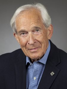 Professor Åke Lernmark. Stilig man med grått hår och blå skjorta. Foto.